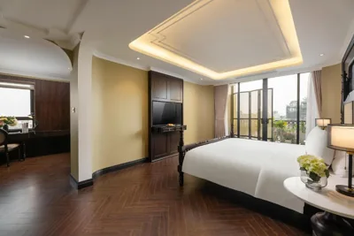 Crown-Terrassensuite mit Panoramablick auf die Stadt — MAY DE VILLE Crown Hotel