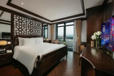Senior-Suite mit französischem Balkon — MAY DE VILLE Crown Hotel